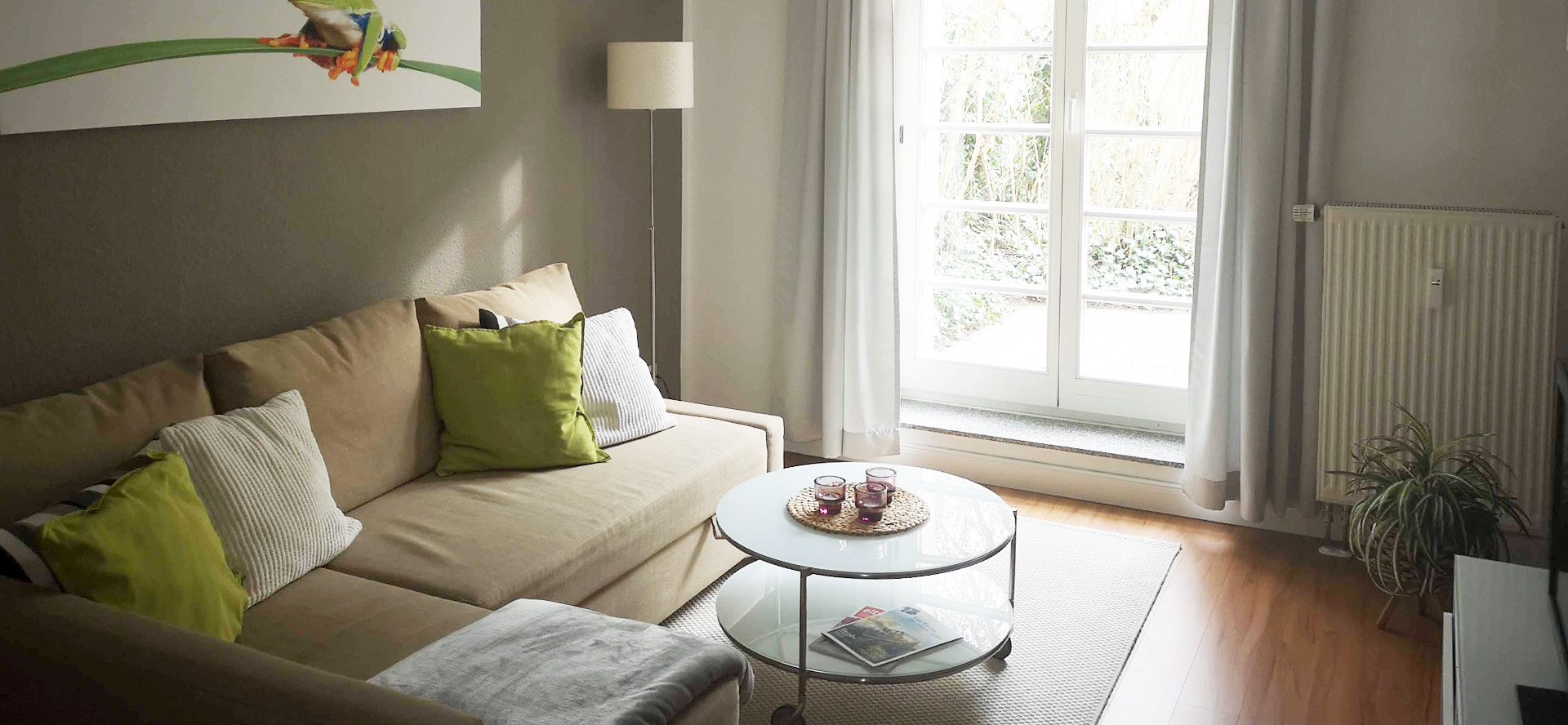 Ferienwohnung Cécile — helles Schlafzimmer mit Gartenblick in Potsdam