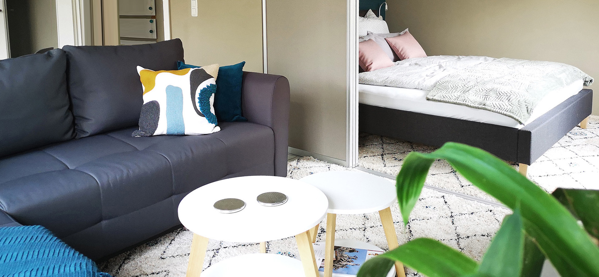 Ferienwohnung Marléne — geräumiger Wohnbereich mit Holzbalken in Potsdam